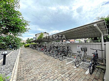 屋根付き駐輪場完備