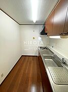 壁付け型のキッチンです。壁付けだと集中してお料理に取り組むことが出来ます。
