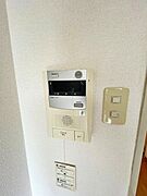 ドアを開ける前に顔を確認できるテレビドアホンは、不審者や無用なセールスの侵入を防ぐことができるため、結果として防犯性能が向上します。　