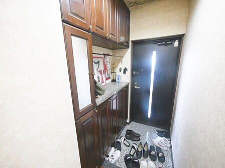 収納スペース豊富な玄関です。スマートにお客様をお出迎えできます。