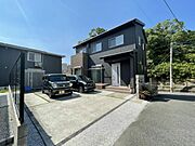 駐車3〜4台可能なので来客時も安心ですね　