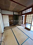 床の間があります。花瓶にお花を生けたり、掛け軸を飾ったりすると和室の良さが引き出せます。