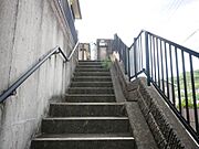 お庭があります。道路から階段を上って敷地になるため周囲の目が気にならないのも魅力的です。