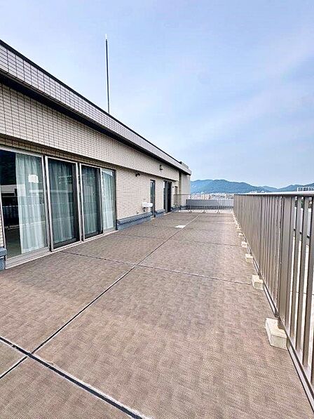 遮るものが少なく一日中日当たりが良いのもメリット。布団を干してもたっぷりの太陽光で気持ちよいです。