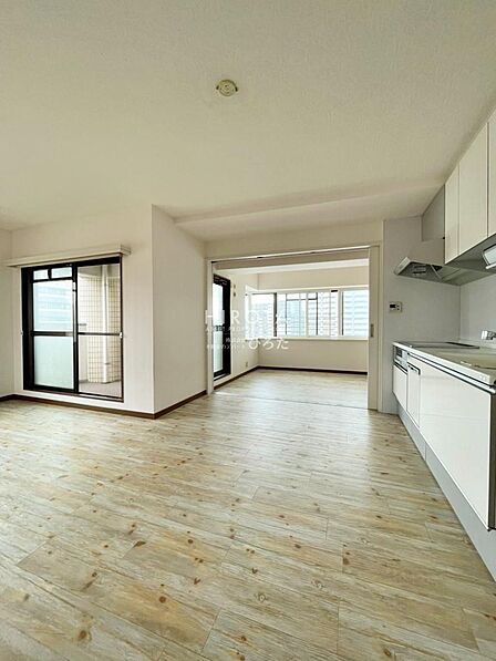 角部屋で風通し、日当たりが良く、明るいリビングです。