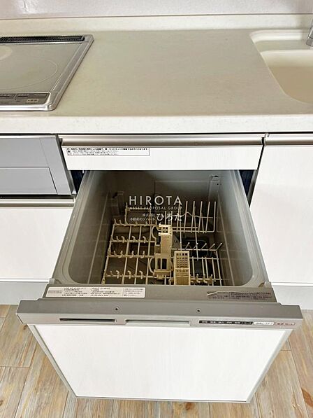 食洗機付いています。手荒れの悩みも解決してくれる強い味方です。時間の節約にもなります。