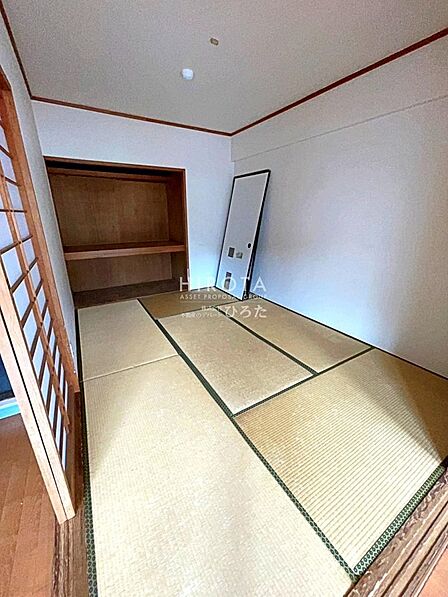 この和室には一間の広い押入れがあり、収納も安心です