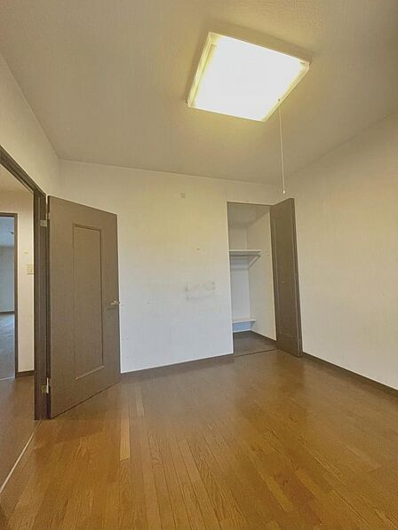 クローゼットには洋服や本を収納できるので、お部屋はすっきり広々と使うことができます。