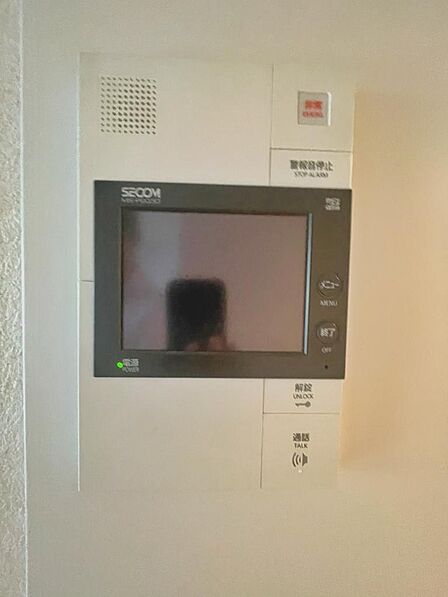 ＴＶモニタ付きインターホンで来客の確認ができます。