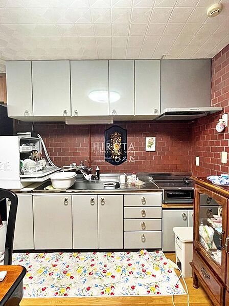 壁付け型のキッチンです。壁付けだと集中してお料理に取り組むことが出来ます。