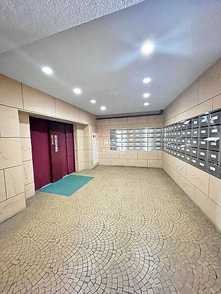 建物の玄関から入って左奥にあるエレベーターホールです。エレベーターの前には集合ポストがあります。