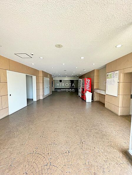 マンション入り口入ると右には管理人室、自販機も並んでいます。