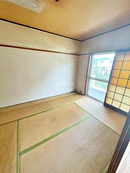 ベランダ側の和室です。ベランダから隣の桜ヶ丘小学校の体育館が見えます。