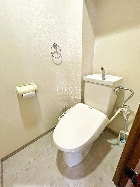 温水洗浄暖房便座が魅力的なトイレです。