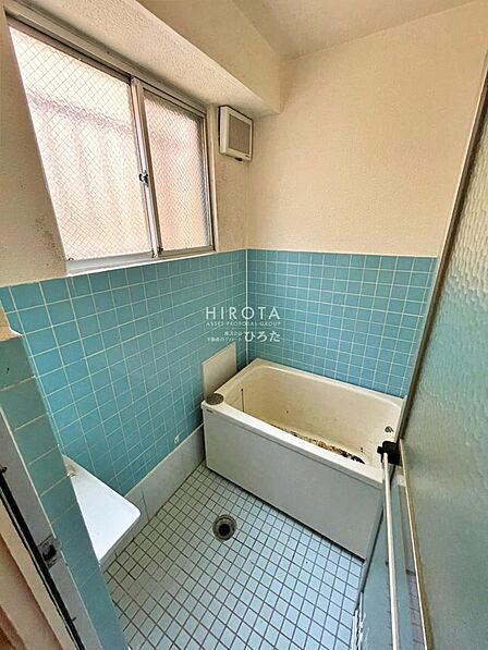 小窓があり換気ができます。湿気はカビのもとになるので防いでおきたいですね。