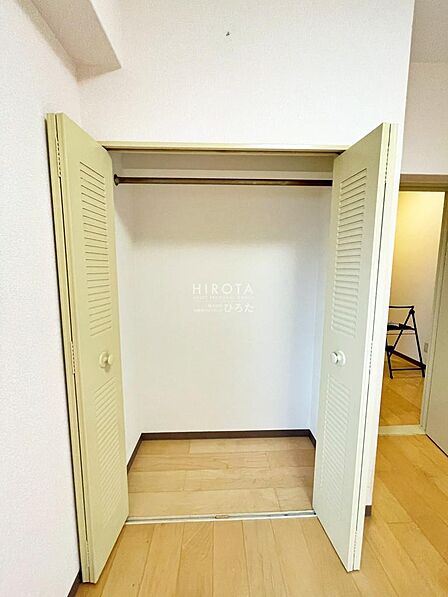 造り付け収納で余分な家具を置かなくて良いので、お部屋がすっきりして広く使えます。