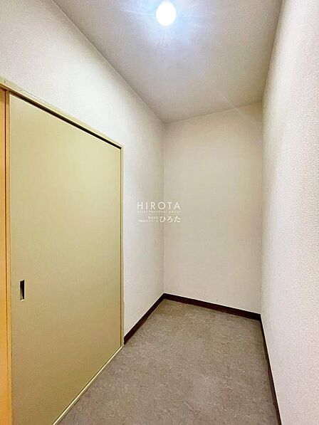 造り付け収納で余分な家具を置かなくて良いので、お部屋がすっきりして広く使えます。