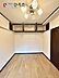 洋室：このお部屋には部屋の上部にもかなり容量のある収納が付いていますね。