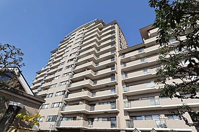 外観：宝塚高台のマンションが多数建ち並ぶ「ラ・ビスタ宝塚」シリーズの最南端にあるサウステラス1番館のご紹介です。