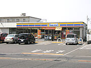 コンビニは「ミニストップ」が近くにあります。距離は約320ｍで、サンドラッグの隣です。