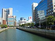 横浜駅 1323m