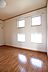 寝室：窓が多くとても明るいお部屋です！