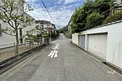 物件の南東側前面道路（北東側から）［2026年4月22日撮影］