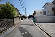 物件の南東側前面道路（南西側から）［2026年6月1日撮影］