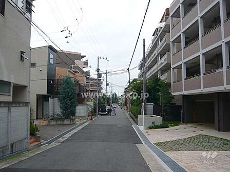 周辺は一戸建てとマンションが混在する静かな住宅地です。