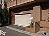 駐車場：屋内にある駐車場入り口（電動シャッター付き）