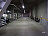駐車場：屋内にある機械式の駐車場