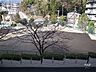 周辺：すぐ目の前に公園があります。