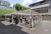 駐輪場。雨で自転車が濡れる心配が少ない屋根付きです。