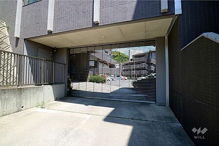 駐車場の出入り口(リングシャッター付き)