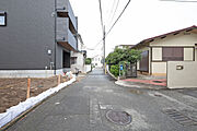 物件の北側前面道路（東側から）［2025年9月17日撮影］