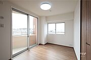南東側洋室6帖。2面採光で明るいお部屋です。