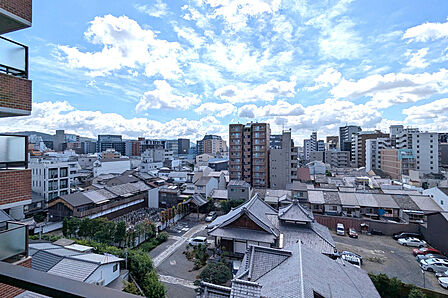 前面はお寺の敷地になっており、今後高層建築物が建つ心配も少ないです。日当たり、眺望もバッチリです!