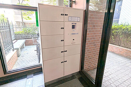 エントランスには宅配ボックス完備。留守の多い方でも安心です。共用部は綺麗に管理されており、清掃も行き届いております。