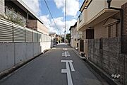 物件の南側前面道路（西側から）［2026年1月28日撮影］