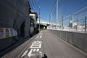 物件の北側前面道路（東側から）［2026年5月5日撮影］