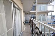 バルコニー。2部屋から出入りができるワイドスパンのバルコニーです。