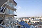 バルコニーからの眺め（南西方向）目の前に遮るものがないため、遠くまで見渡すことができます。