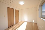 東側洋室6.7帖。ウォークインクロゼット付きの居室です。
