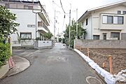 物件の北側前面道路（西側から）［2025年9月18日撮影］