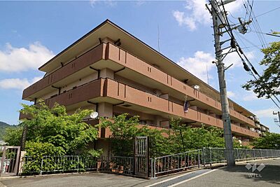 外観:クラウンヒルズ箕面の外観(南西側から)「桜井」「牧落」駅徒歩12分!エントランスにオートロックと宅配ボックス付き、ペットと暮らせるマンションです。 外観:クラウンヒルズ箕面の外観(南西側から)「桜井」「牧落」駅徒歩12分!エントランスにオートロックと宅配ボックス付き、ペットと暮らせるマンションです。