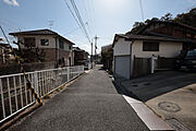 物件の南東側前面道路（北東側から）［2026年3月10日撮影］