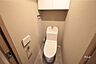 トイレ：トイレ。2026年5月に新調済みです。上部に棚があり、トイレットペーパーのストックなどの収納が可能です。［2026年5月18日撮影］