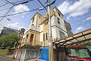 物件の外観（南西側から）周辺は戸建が立ち並ぶ閑静な住宅地です。