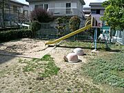 隣接する小さな公園