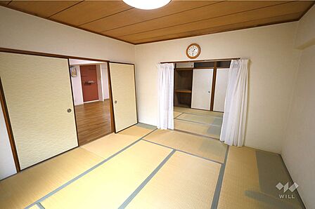 和室の様子。お子様のお昼寝のスペースや遊びのスペースとして重宝しそうです。お庭に面しており日当たり良好です。［2026年6月3日撮影］